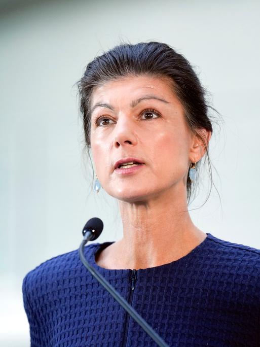 Sahra Wagenknecht spricht in ein Mikrofon