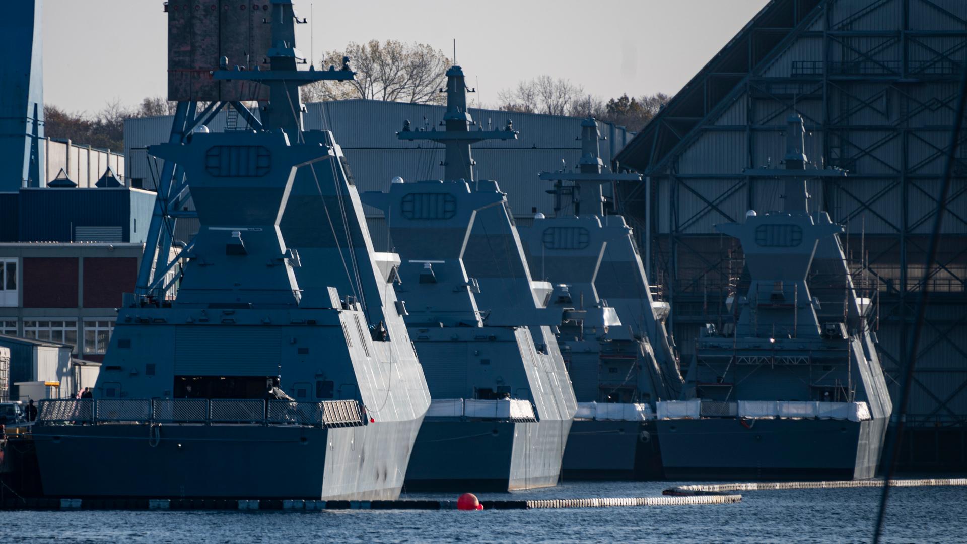 Vier Korvetten der Sa'ar-6-Klasse liegen 2020 in der Werft German Naval Yards vor Anker. Israel hat bei ThyssenKrupp Marine Systems (TKMS) in Kiel (Schleswig-Holstein) vier Korvetten mit Tarnkappentechnik von dem Typ bestellt.