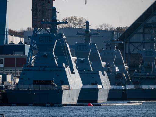 Vier Korvetten der Sa'ar-6-Klasse liegen 2020 in der Werft German Naval Yards vor Anker. Israel hat bei ThyssenKrupp Marine Systems (TKMS) in Kiel (Schleswig-Holstein) vier Korvetten mit Tarnkappentechnik von dem Typ bestellt.