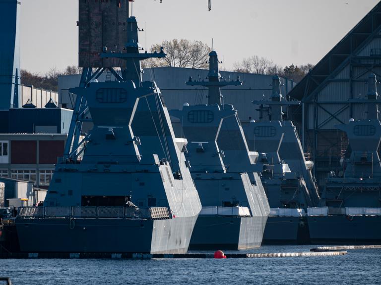 Vier Korvetten der Sa'ar-6-Klasse liegen 2020 in der Werft German Naval Yards vor Anker. Israel hat bei ThyssenKrupp Marine Systems (TKMS) in Kiel (Schleswig-Holstein) vier Korvetten mit Tarnkappentechnik von dem Typ bestellt.