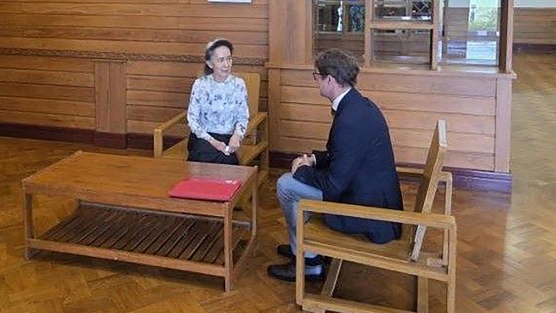 Die Friedensnobelpreisträgerin Suu Kyi und Arnaude de Baecque sitzen sich in einem kargen Raum gegenüber und unterhalten sich.
