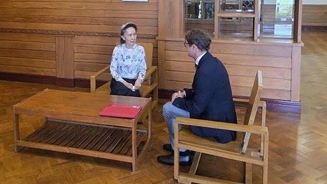Die Frieden-Nobel-Preisträgerin Suu Kyi und Arnaud de Baecque sitzen sich in einem kargen Raum gegenüber und unterhalten sich.