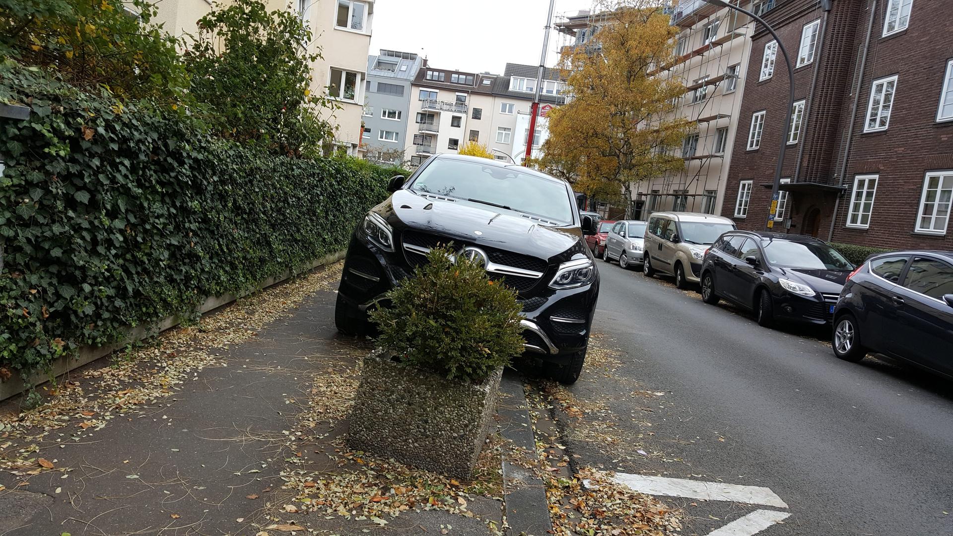 Ein SUV von Mercedes parkt auf einem Bürgersteig in Köln.