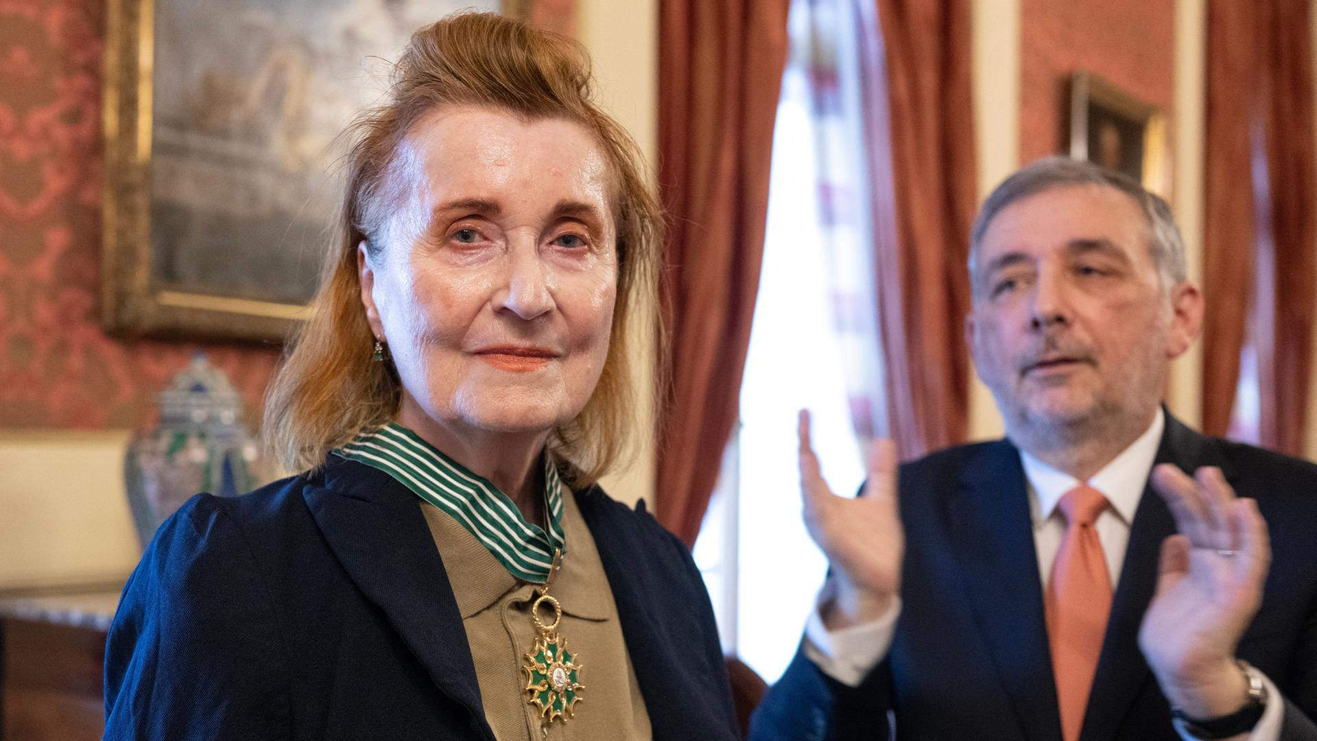 Der französische Botschafter in Wien, Gilles Pecout, beklatscht Literaturnobelpreisträgerin Elfride Jelinek (links), nachdem er ihr den französischen Kulturorden überreicht hat.
