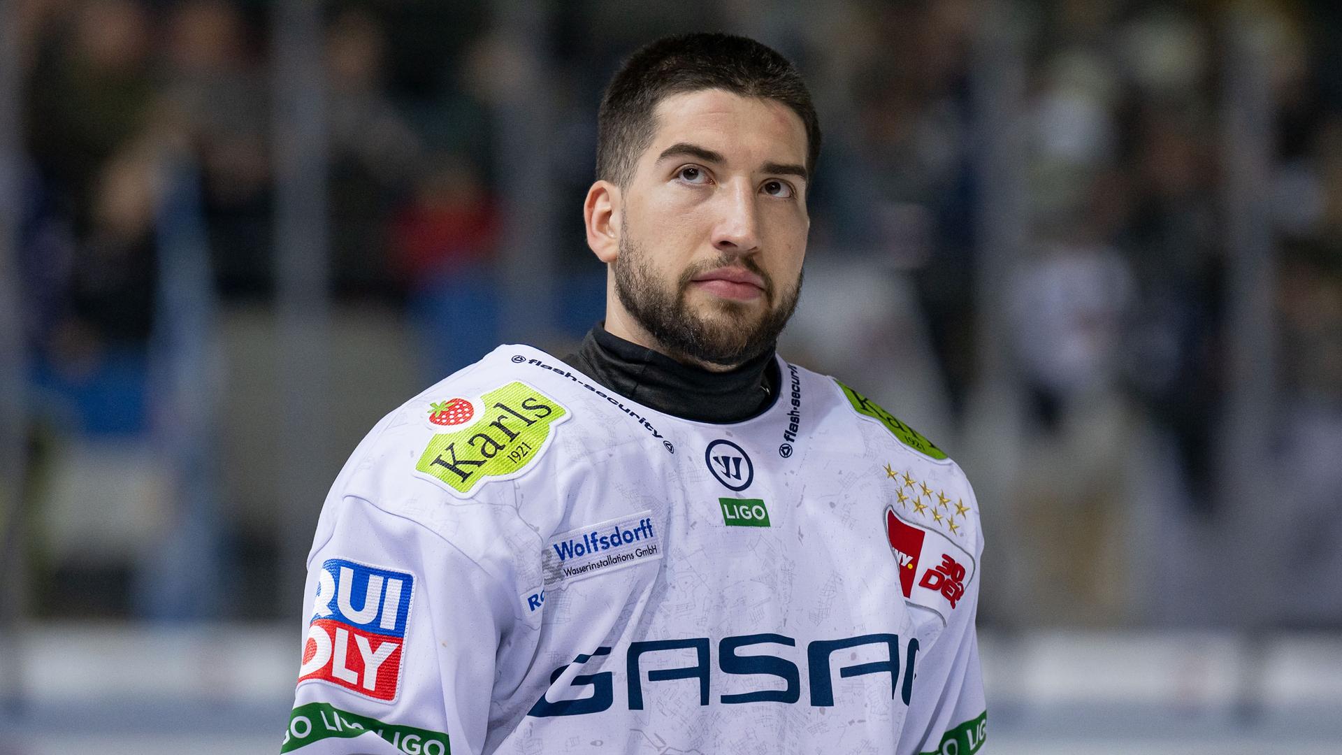 Tobias Eder (Eisbaeren Berlin, #22) bei den Starting Six in Eishockey-Kluft. 