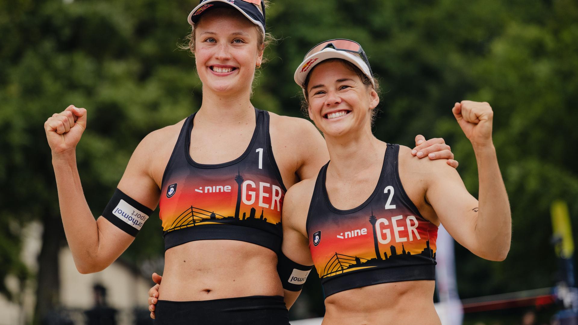 Das Bild zeigt Svenja Müller (l) und Cinja Tillmann Arm in Arm in Jubelpose. Die beiden recken die freien zur Faust geballten Hände zum Sieg hoch.
