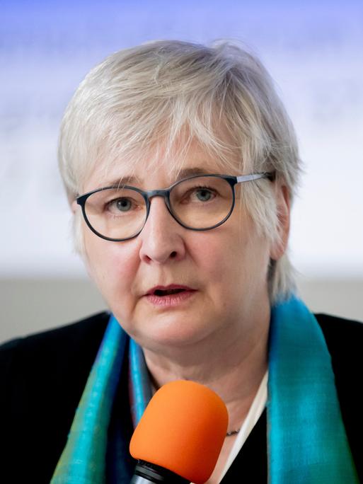 Dorothea Wagner, Vorsitzende des Wissenschaftsrats, trägt zum dunklen Sakko ein blaues Halstuch und schaut besorgt.