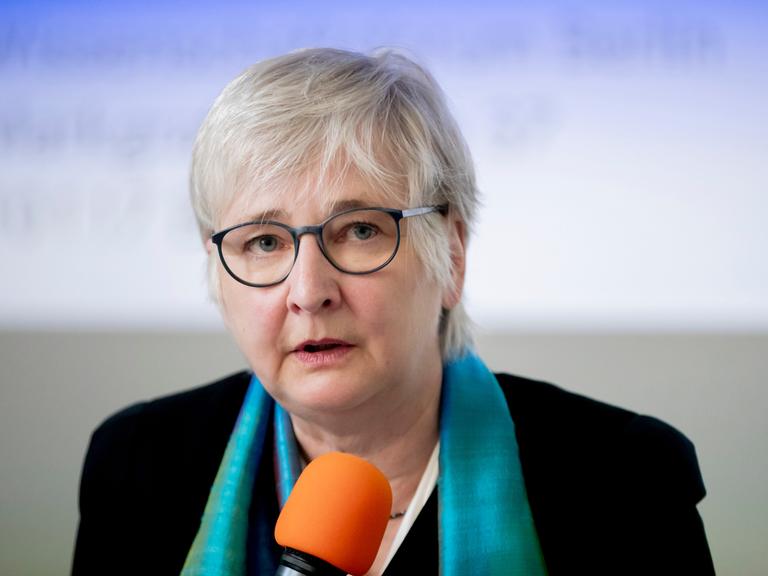 Dorothea Wagner, Vorsitzende des Wissenschaftsrats, trägt zum dunklen Sakko ein blaues Halstuch und schaut besorgt.