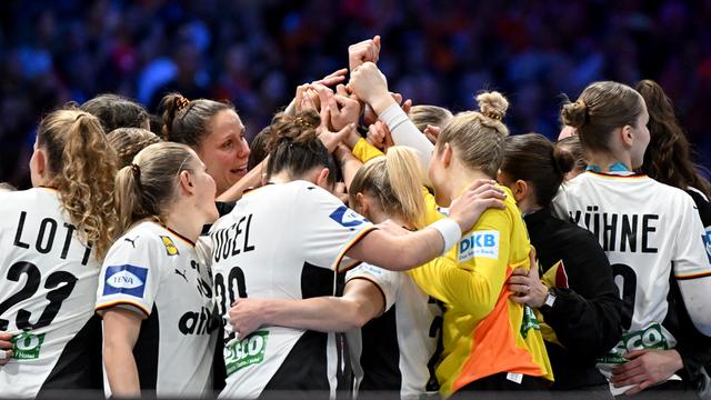 Die deutschen Spielerinnen stehen nach dem Finale im Kreis und halten ihre Hände nach oben.