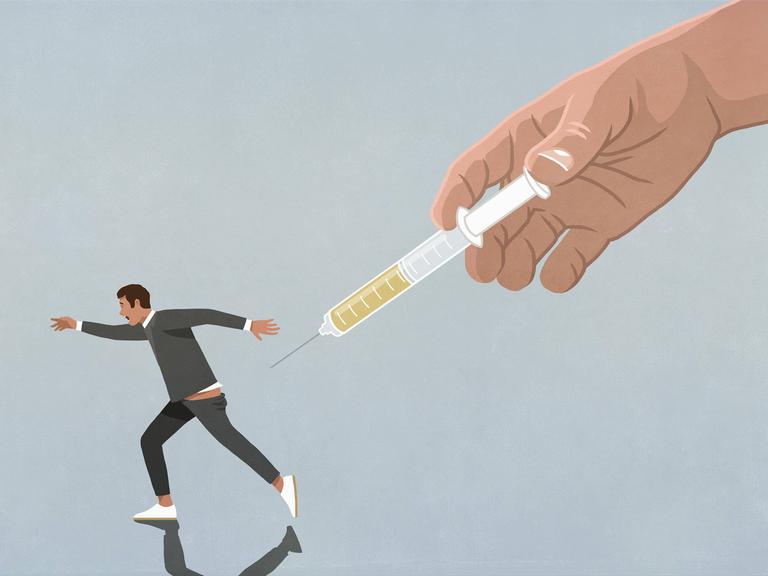 Illustration einer großen Hand mit Impfstoffspritze, die einen laufenden Mann verfolgt.
