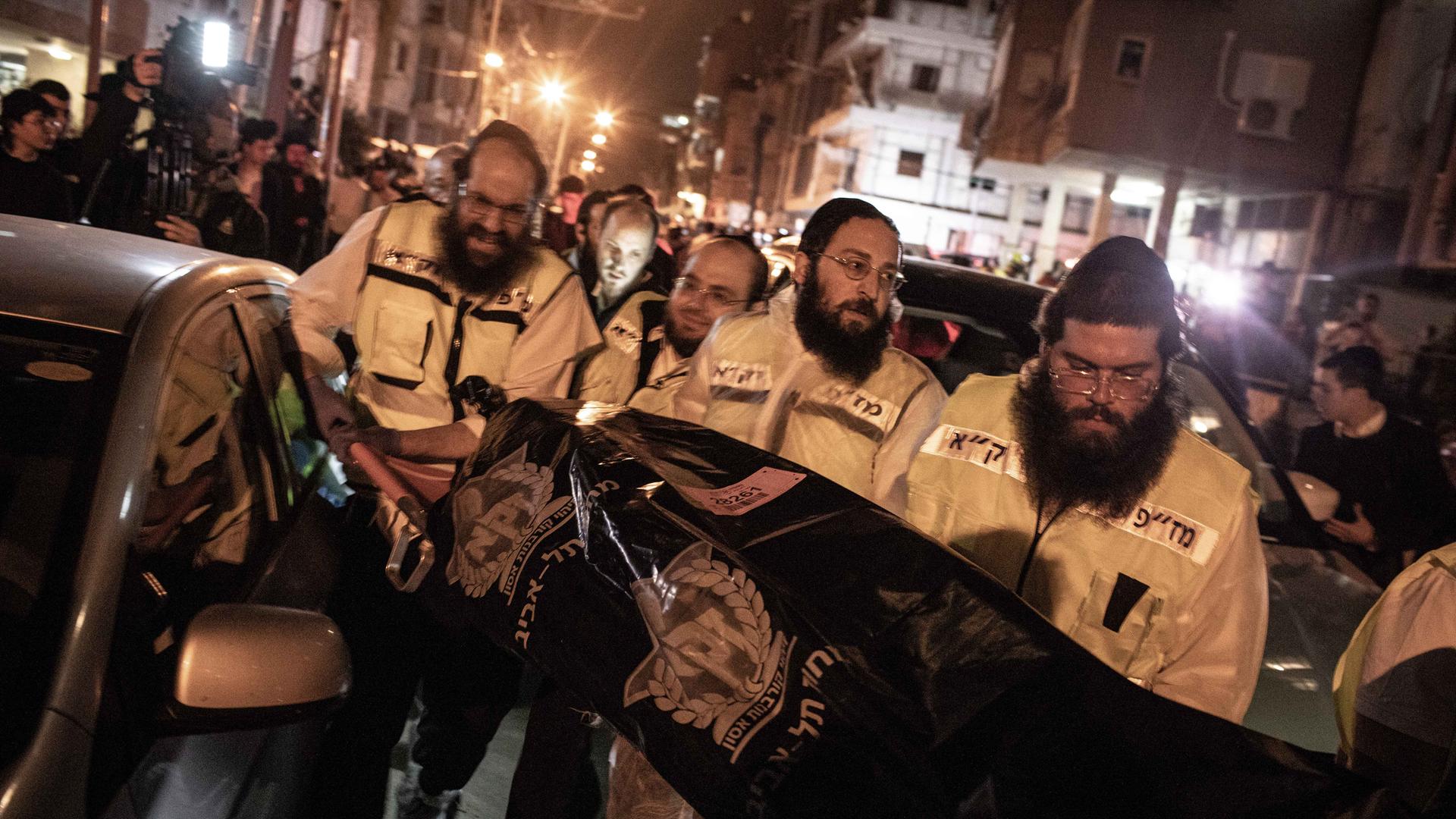 Sanitäter transportieren ein Todesopfer nach einem Anschlag. Sanitäter transportieren ein Todesopfer nach einem Anschlag.