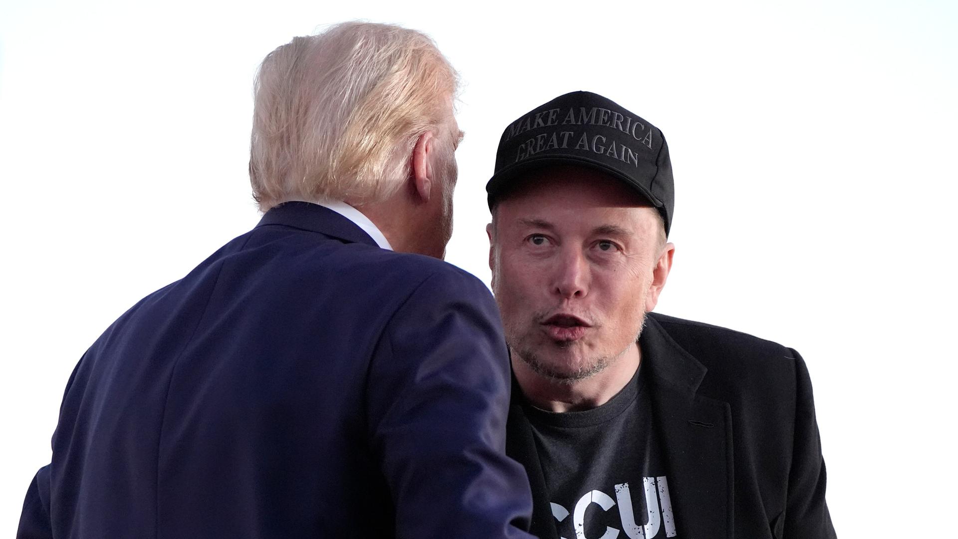 Donald Trump (links) und Tech-Milliardär Elon Musk umarmen sich bei einer Wahlkampfveranstaltung.