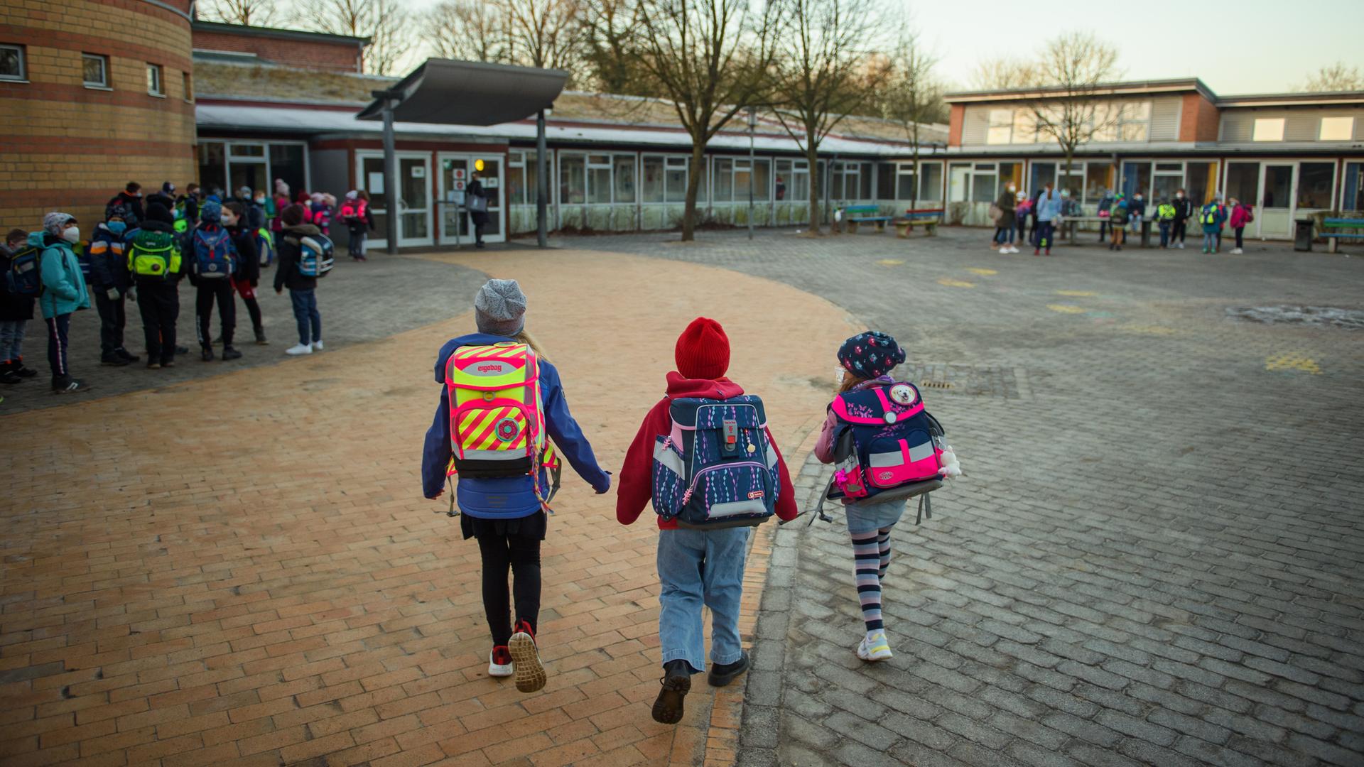 Schulkinder auf einem Schulhof einer Grundschule in Kiel

