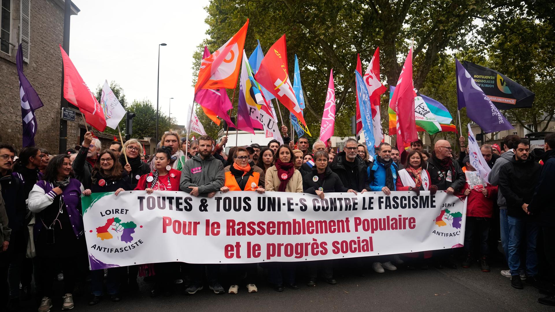 Zahlreiche Menschen protestieren in Orléans gegen die Partei „Rassemblement National“ (RN). Auf einem Transparent ist die Aufschrift zu sehen „Alle vereint gegen den Faschismus. Für die Volksbewegung und den sozialen Fortschritt“