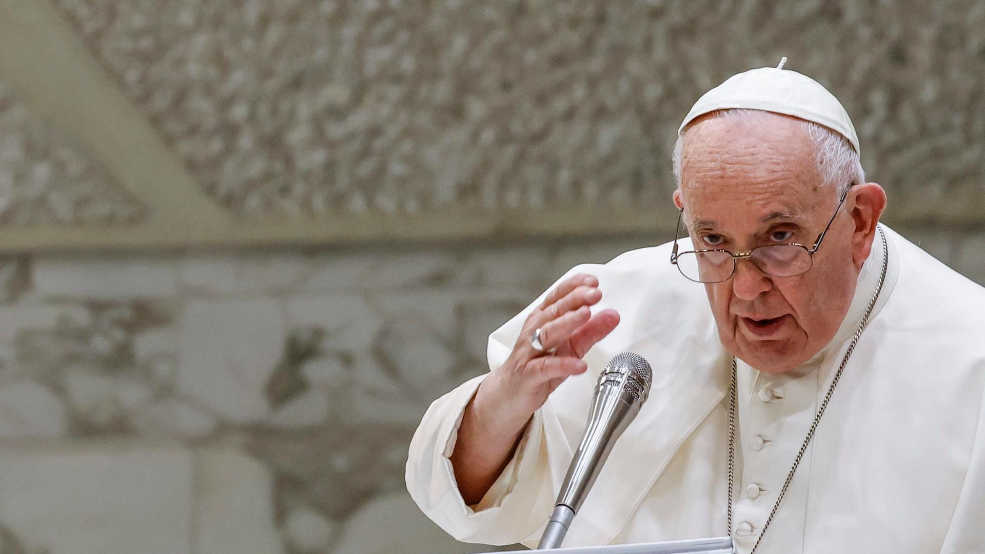 Papst Franziskus bei einer Rede im Vatikan.