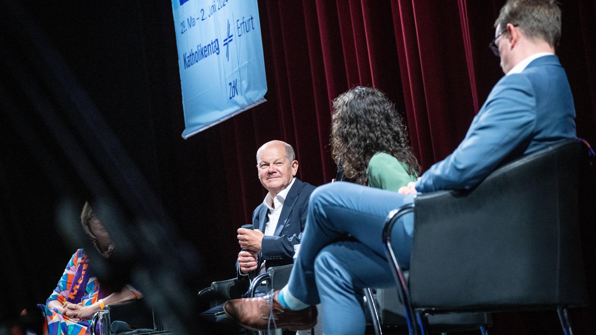 Bundeskanzler Olaf Scholz beim Podiumsgespräch im Theater Erfurt 