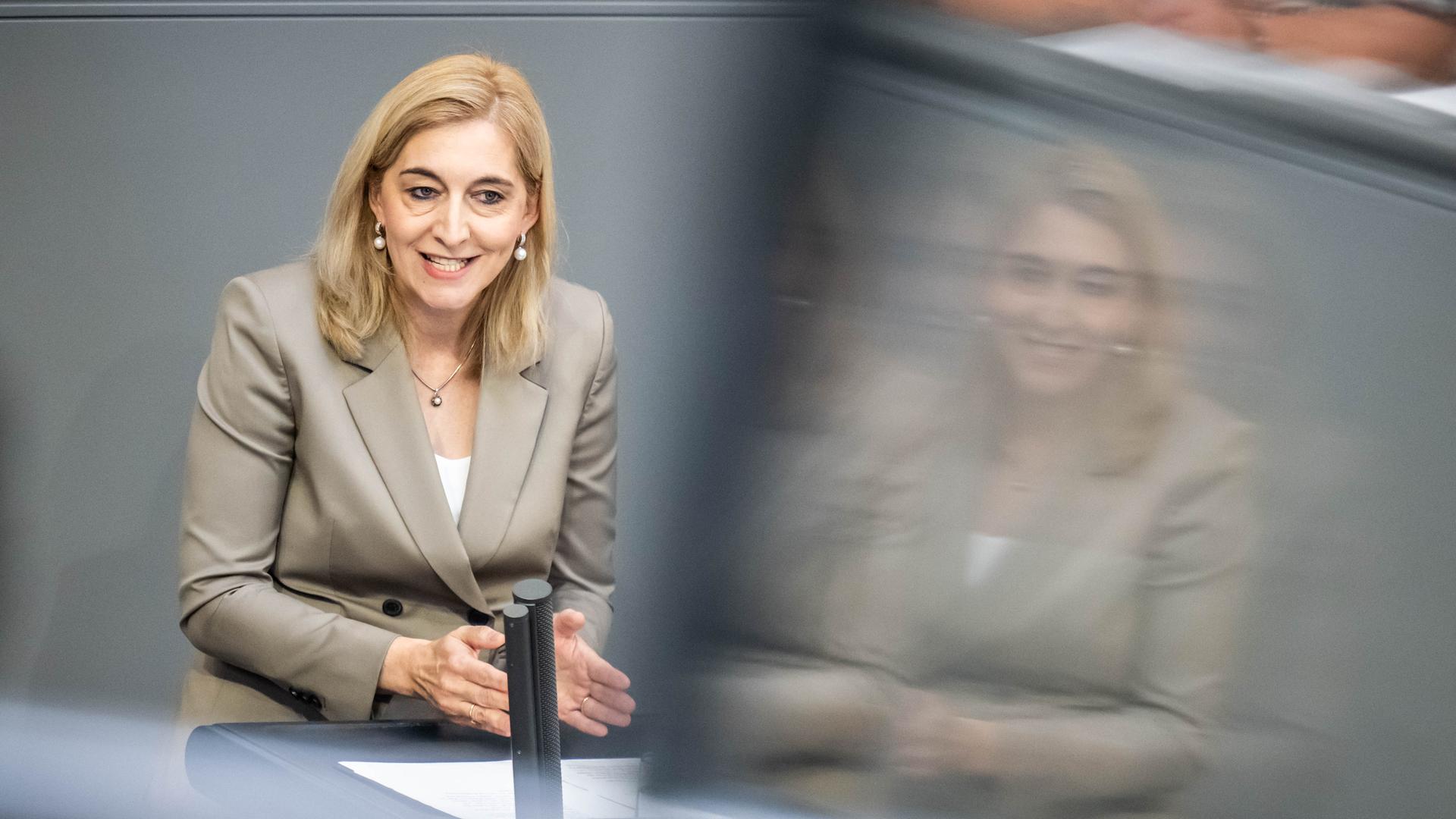 Nina Warken (CDU), Bundesministerin für Gesundheit, spricht im Bundestag. Nina Warken (CDU), Bundesministerin für Gesundheit, spricht im Bundestag.