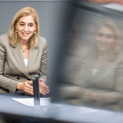 Nina Warken (CDU), Bundesministerin für Gesundheit, spricht im Bundestag.