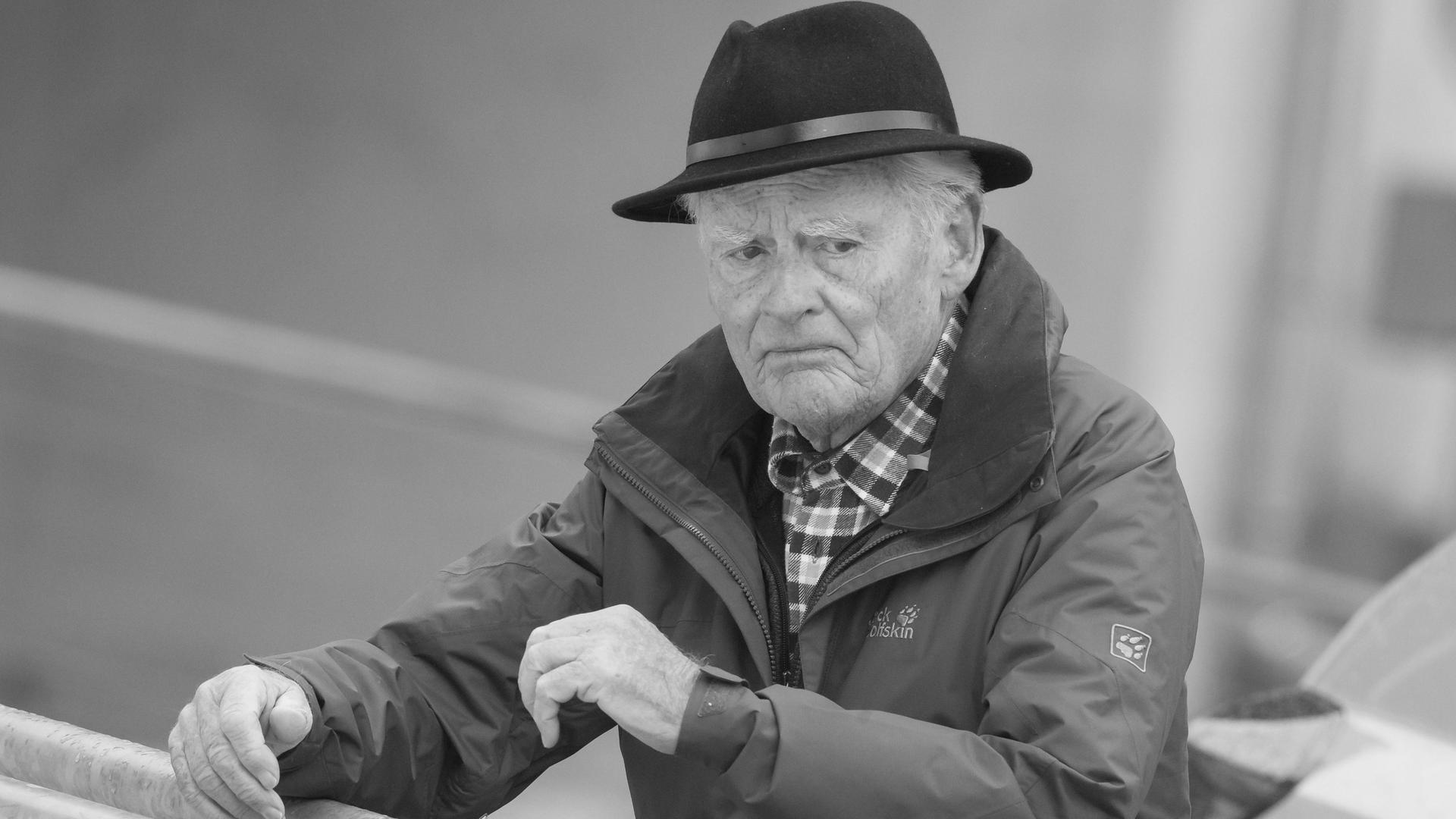 Der ehemalige Rennrodler und Trainer, Josef "Sepp" Lenz, steht am 22.02.2017 beim Trainingslauf der Skeletonfahrer in Schönau am Königssee (Bayern) an Rande der Bahn.