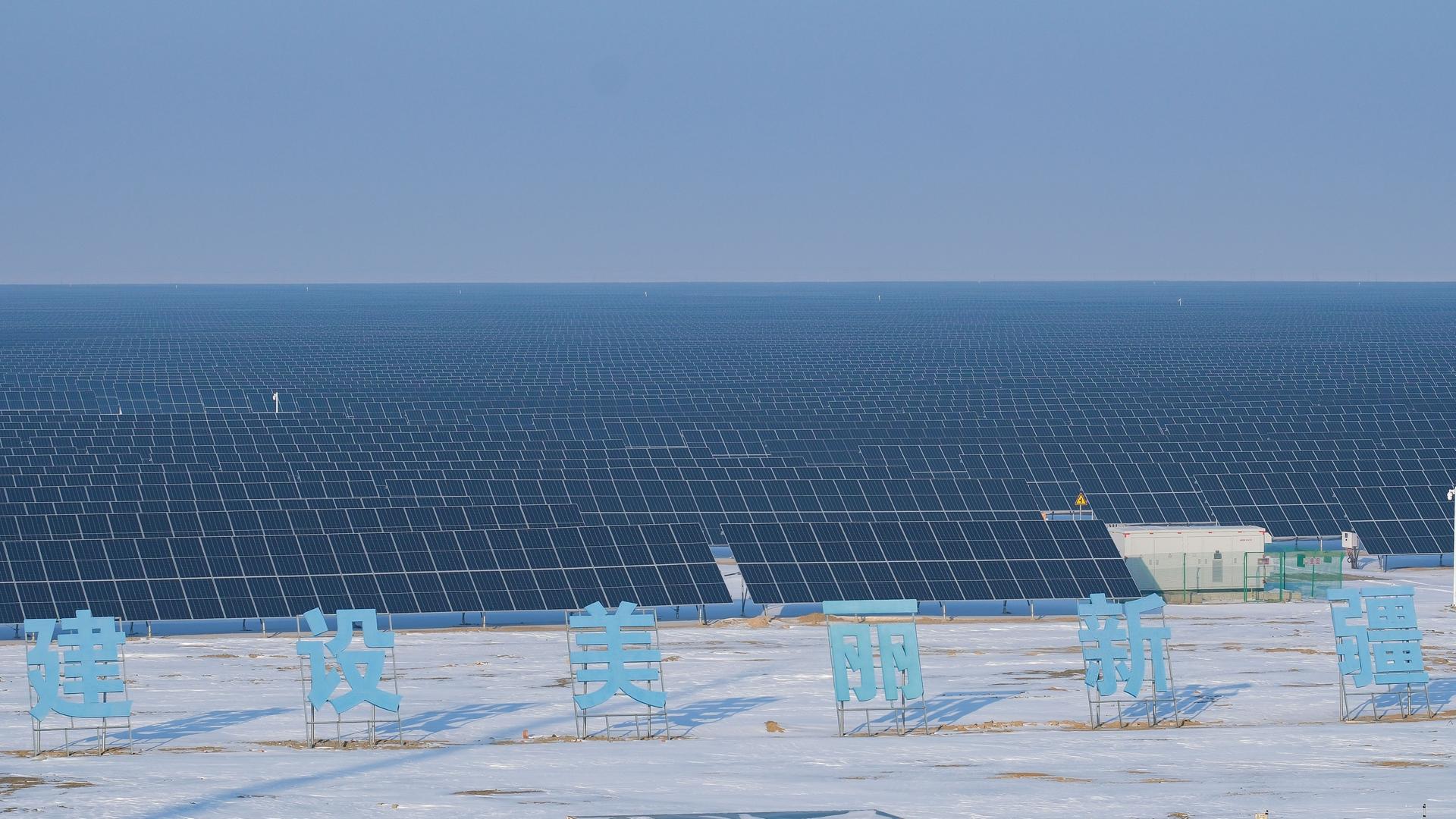 China, Mori: Blick auf ein Fotovoltaik-Energieprojekt in der Autonomen Präfektur Changji der Hui.  