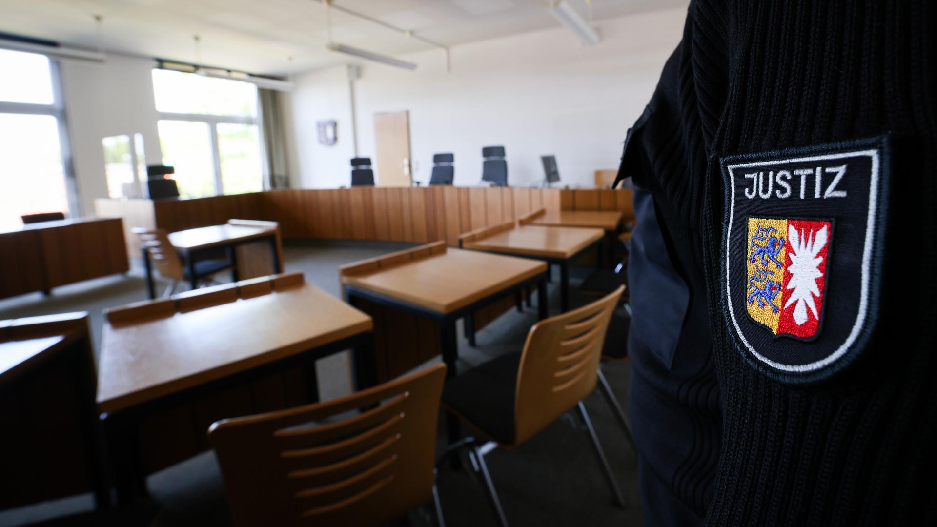 Meldorf: Ein Justizbeamter steht am Eingang zum Saal 1 im Amtsgericht Meldorf, in dem sich vier Mädchen wegen eines Überfalls auf eine 13-Jährige in Heide verantworten müssen.