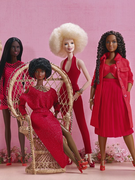 Eine Gruppe von historischen Barbie-Puppen, sowohl schwarze mit verschiedenen Afro-Looks sowie auch zwei weißen Puppen.