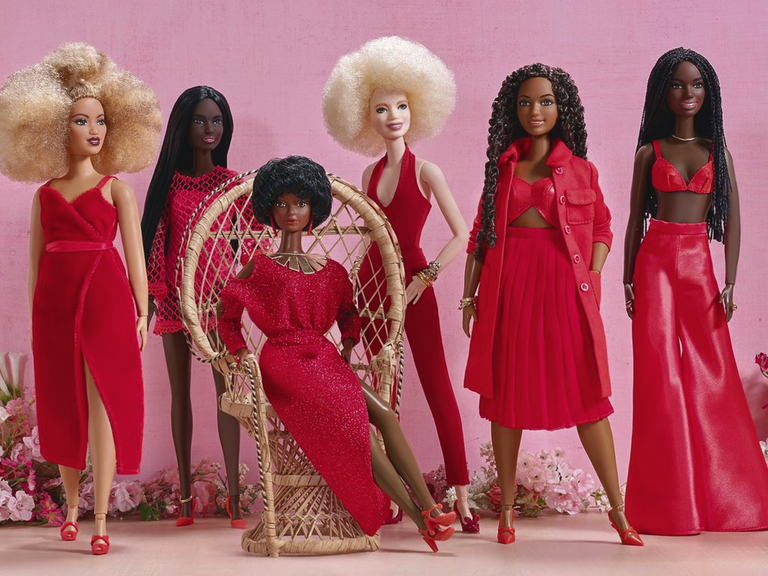 Eine Gruppe von historischen Barbie-Puppen, sowohl schwarze mit verschiedenen Afro-Looks sowie auch zwei weißen Puppen.