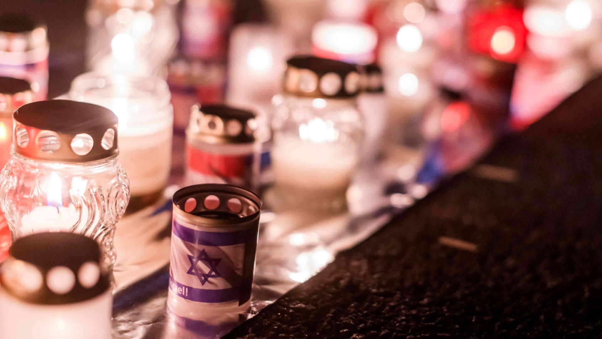 Trauerkerzen, teilweise mit Israel-Flagge, nach dem 7. Oktober 2023.