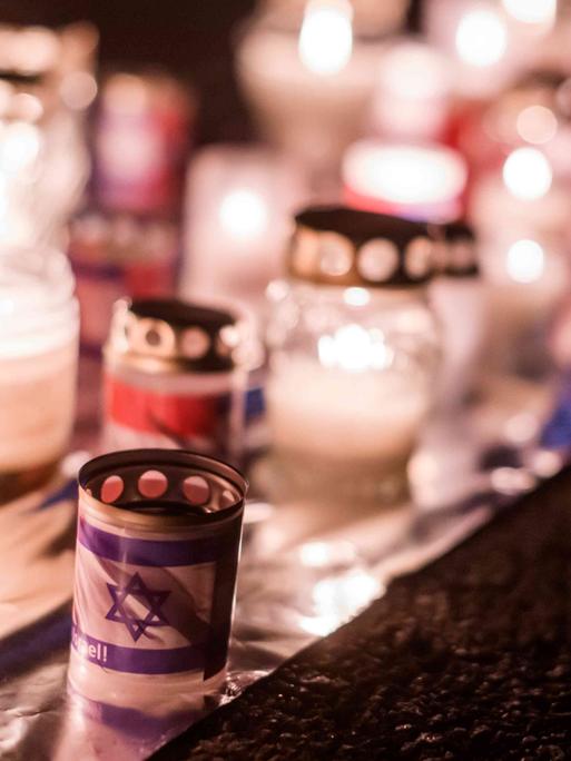 Trauerkerzen, teilweise mit Israel-Flagge, nach dem 7. Oktober 2023. Trauerkerzen, teilweise mit Israel-Flagge, nach dem 7. Oktober 2023.