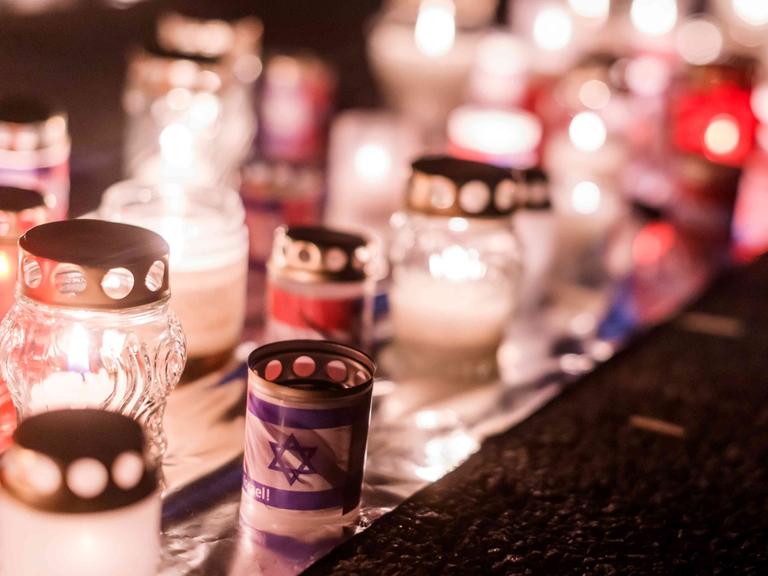 Trauerkerzen, teilweise mit Israel-Flagge, nach dem 7. Oktober 2023. Trauerkerzen, teilweise mit Israel-Flagge, nach dem 7. Oktober 2023.