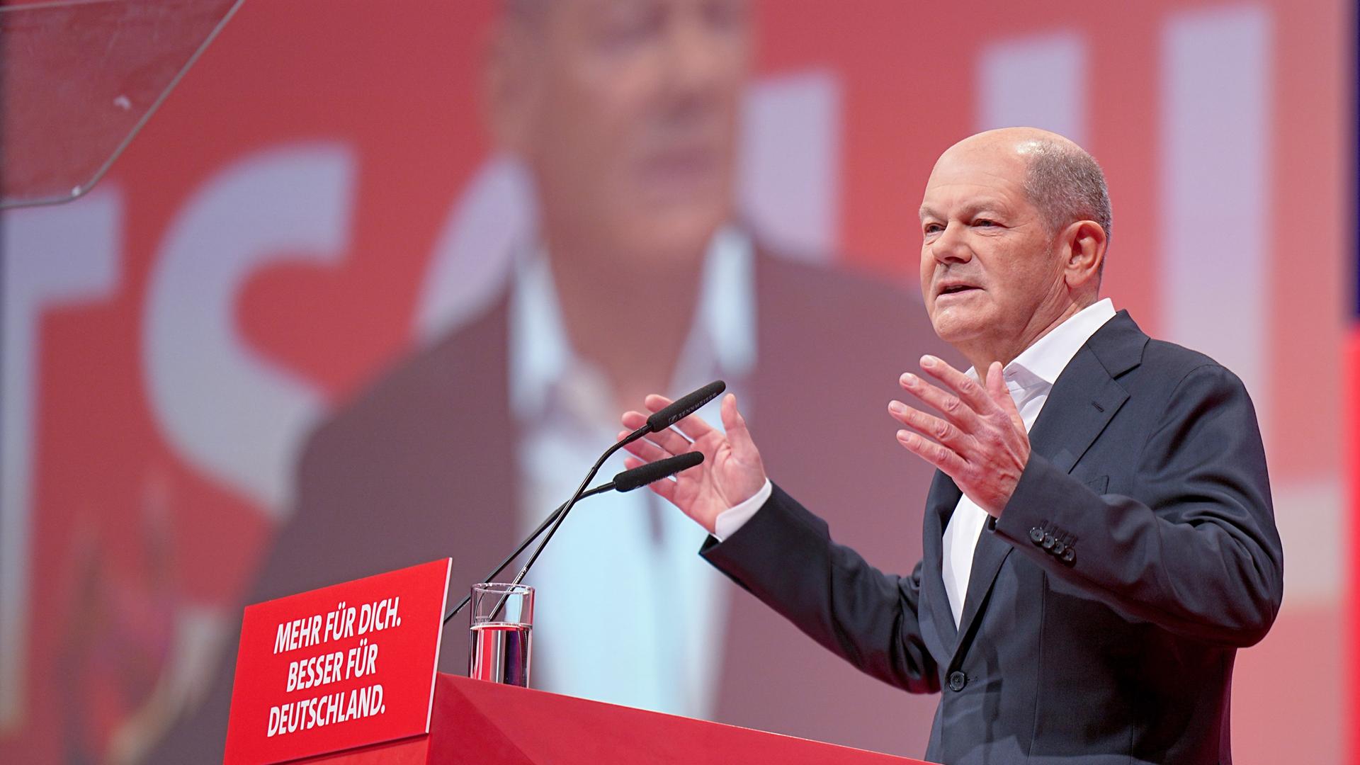 Bundeskanzler Olaf Scholz (SPD) spricht beim außerordentlichen SPD-Bundesparteitag in Berlin.