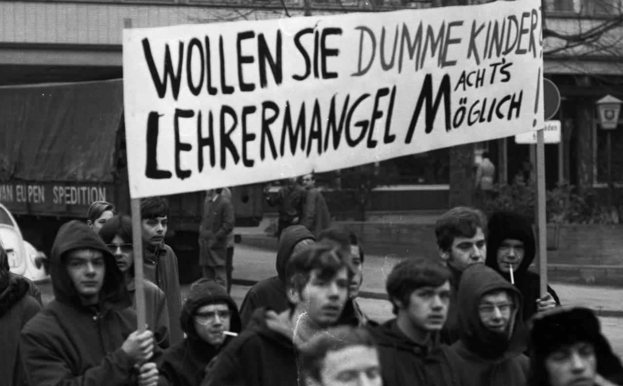 Schüler im Ruhrgebiet in den Jahren 1965 bis 1971 demonstrierten in den Ruhrstädten Dortmund, Essen und Bochum für bessere Bedingungen in der Bildung.