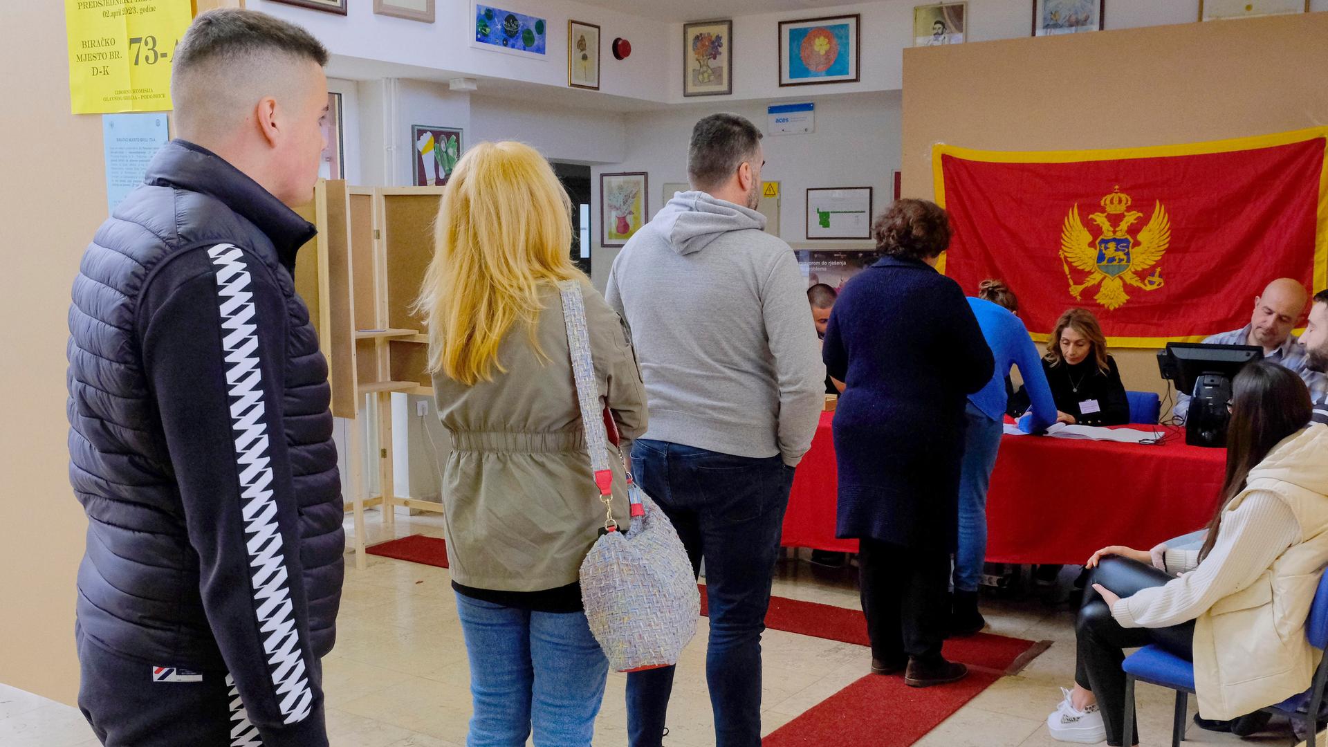 Präsidentschaftswahl in Montenegro. Menschen warten in Podgorica auf ihre Unterlagen zur Stichwahl. Präsidentschaftswahl in Montenegro. Menschen warten in Podgorica auf ihre Unterlagen zur Stichwahl.