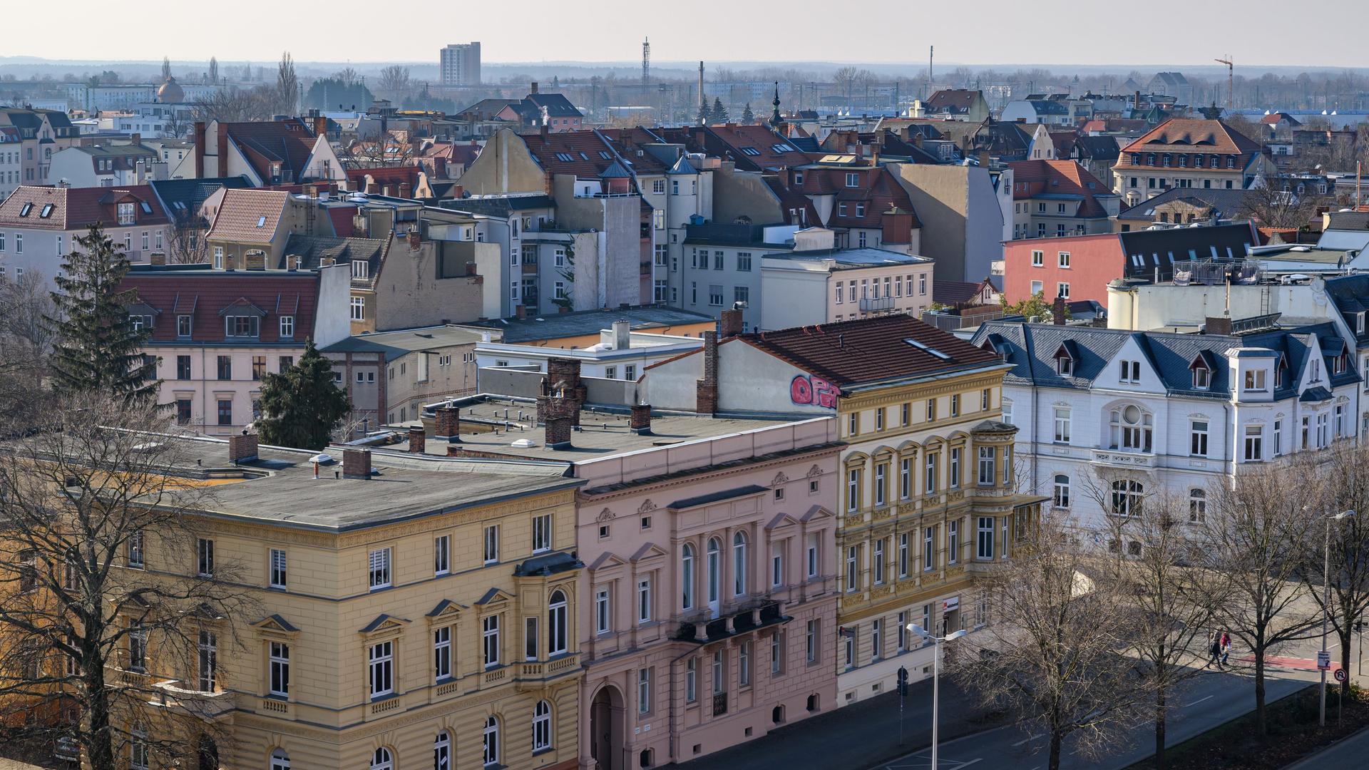 Blick vom Spremberger Turm über die Dächer der südbrandenburgischen Stadt Cottbus.