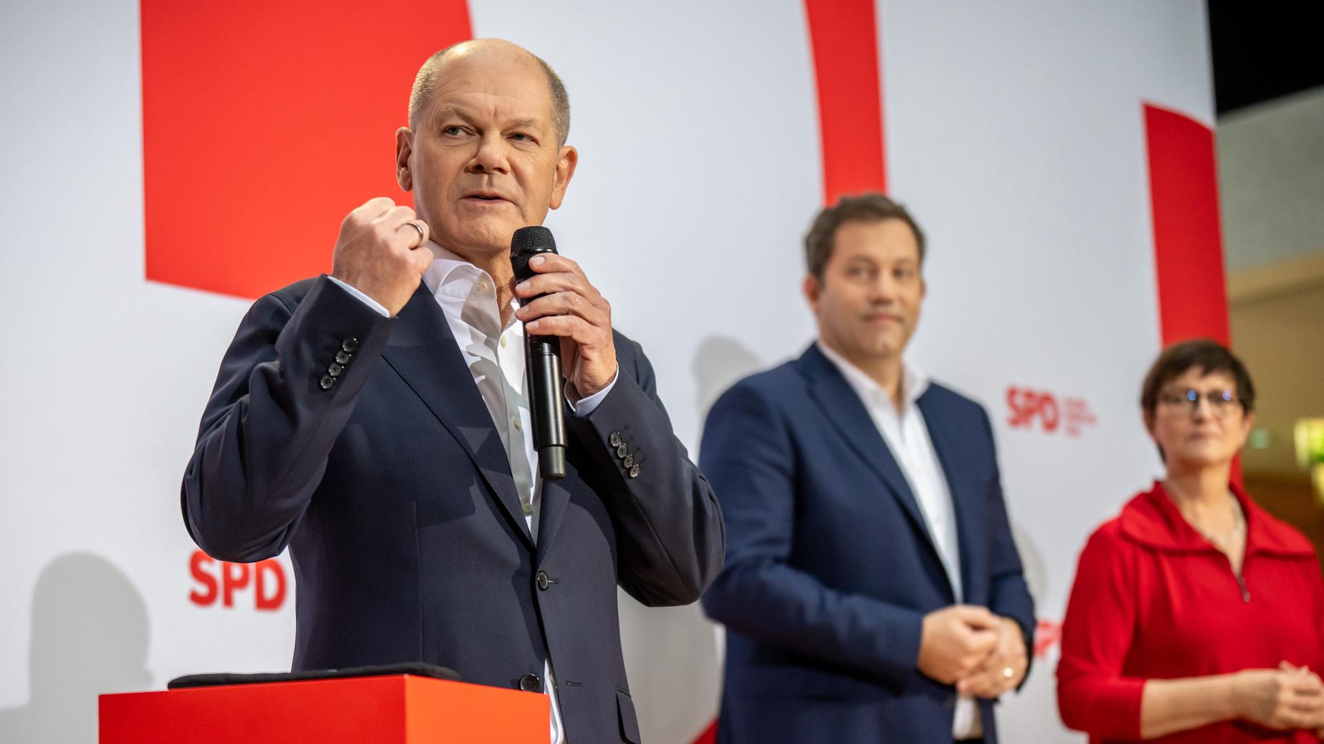 Berlin: Bundeskanzler Olaf Scholz (SPD, l) spricht neben den SPD-Bundesvorsitzenden Saskia Esken und Lars Klingbeil bei einer Pressekonferenz im Willy-Brandt Haus. 