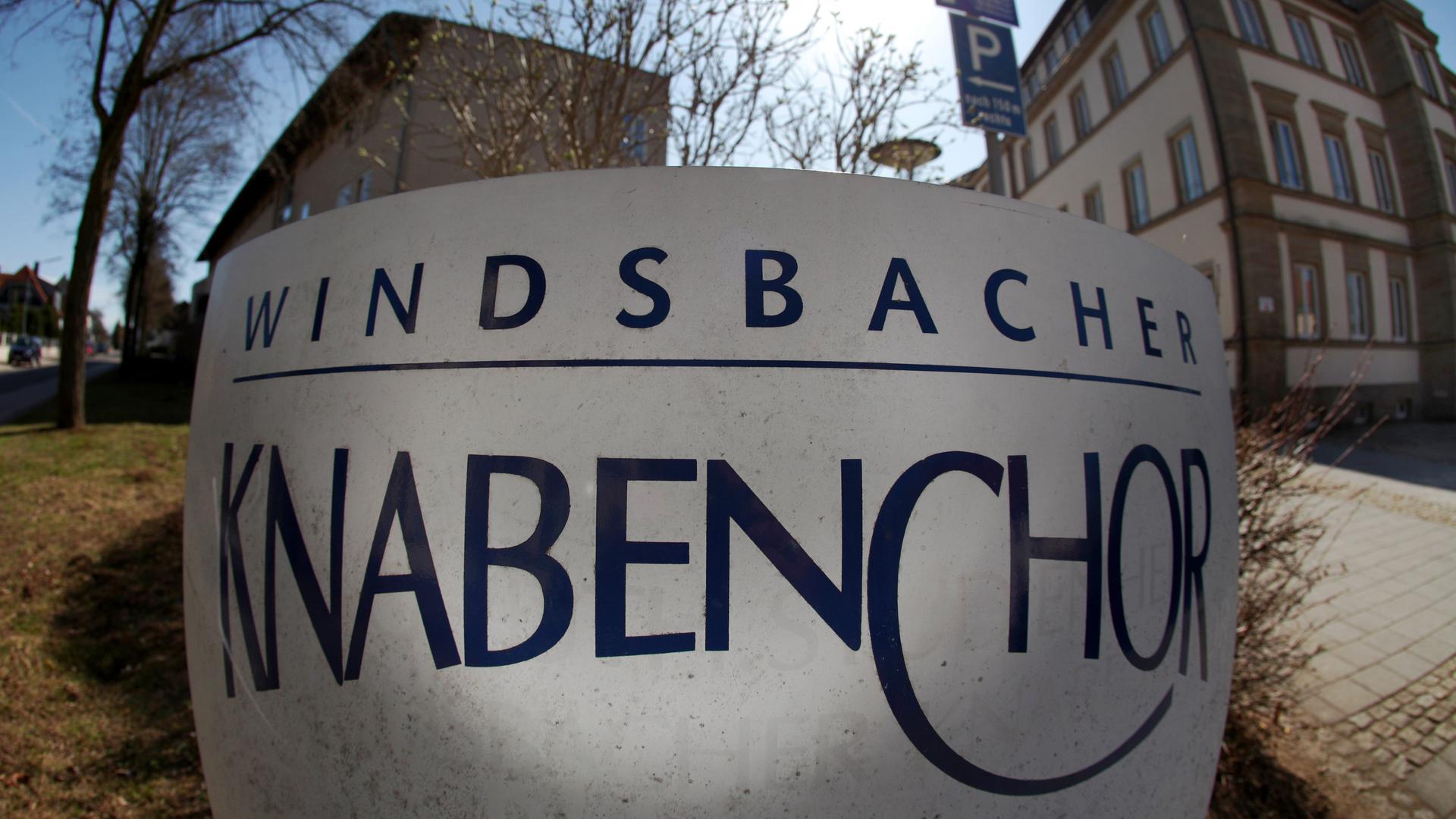 "Windsbacher Knabenchor" ist in Windsbach in Mittelfranken auf einem Schild zu lesen. "Windsbacher Knabenchor" ist in Windsbach in Mittelfranken auf einem Schild zu lesen.