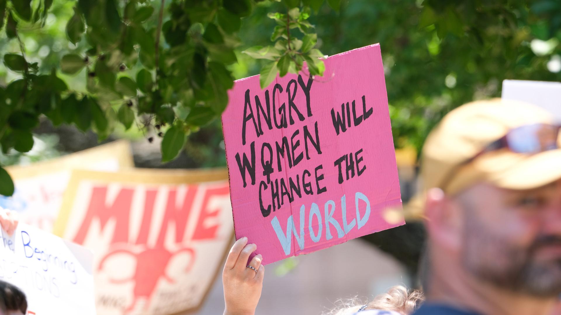 Eine Frau hält in Texas bei einer Demonstration für das Recht auf Abtreinung ein Plakat nach oben.