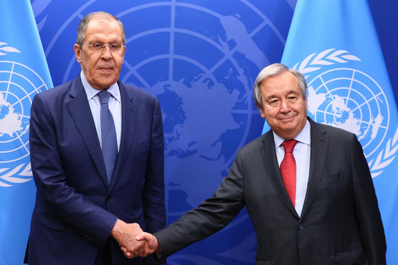 Russlands Außenminister Sergei Lawrow (l) und UNO-Generalsekretär Antonio Guterres am Rande der UN-Vollversammlung in New York bei der 77. Sitzung der UN-Vollversammlung in New York