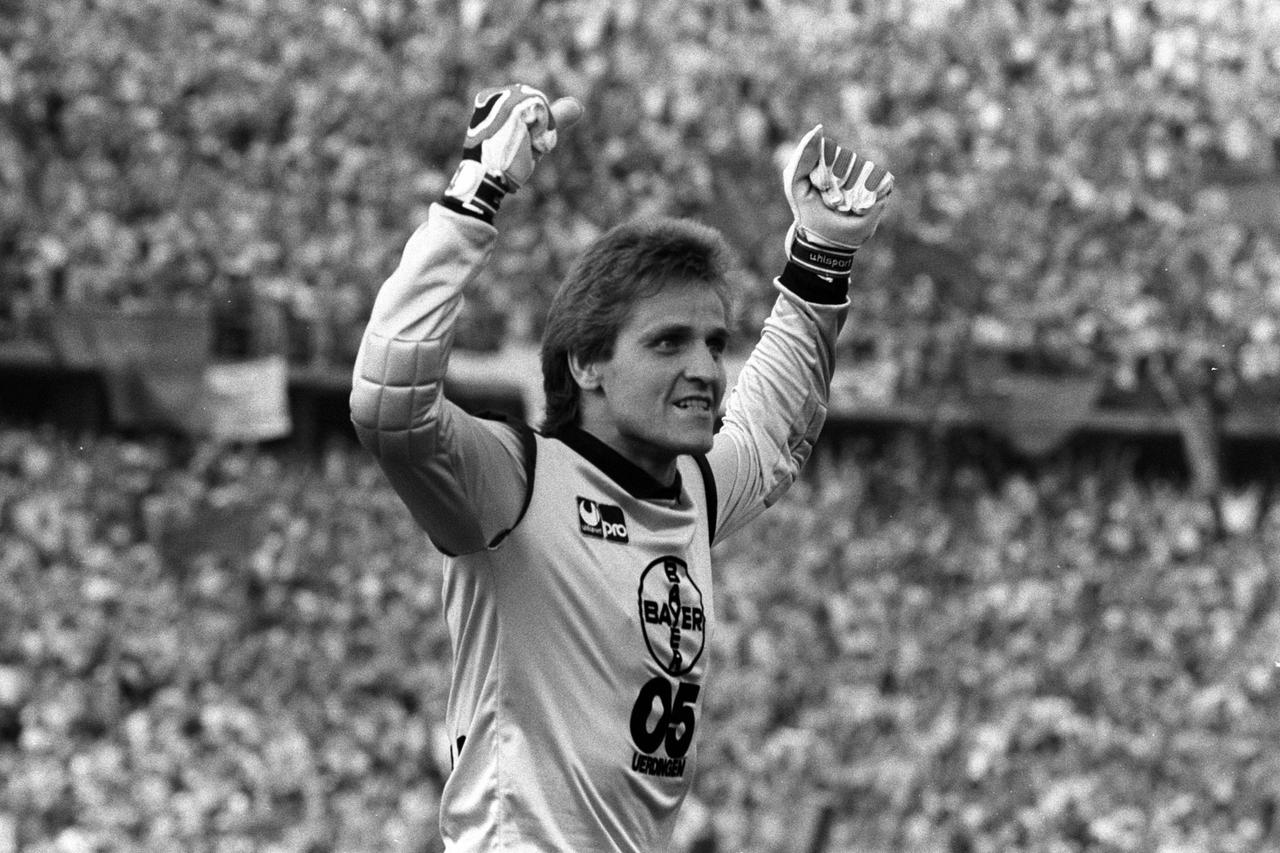 Bildnummer: 09156063  Datum: 26.05.1985  Copyright: imago/Ferdi HartungTorwart Werner Vollack (Bayer 05 Uerdingen) - Torjubel; Fussball Herren DFB Pokal Finale Pokalfinale Berlin GER 810d vsw vneg xdp ysf 1984 1985 quer Porträt Jubel FreudeImage number 09156063 date 26 05 1985 Copyright imago Ferdi Hartung Goalkeeper Werner Vollack Bayer 05 Uerdingen goal celebration Football men DFB Cup Final Cup finals Berlin ger  Vsw Vneg  YSF 1984 1985 horizontal Portrait cheering happiness 