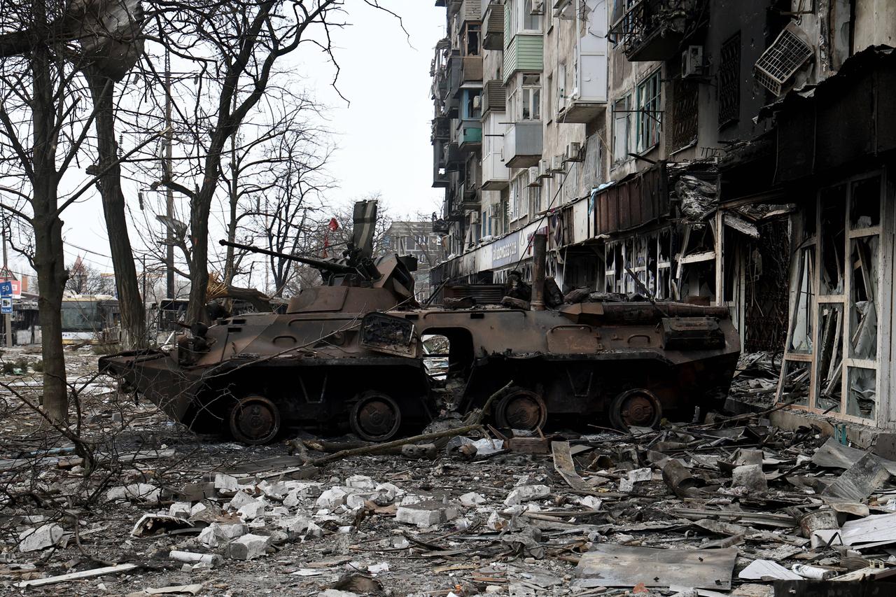 Ein zerstörtes Militärfahrzeug in Mariupol