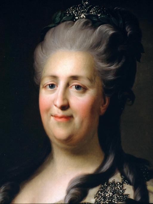 Eine Frau mit einem weichen Gesicht und insgesamt fließenden Gesichtszügen lächelt und blickt unmittelbar aus dem Bild heraus. Das Bild wirkt wie ein Herrscherporträt.