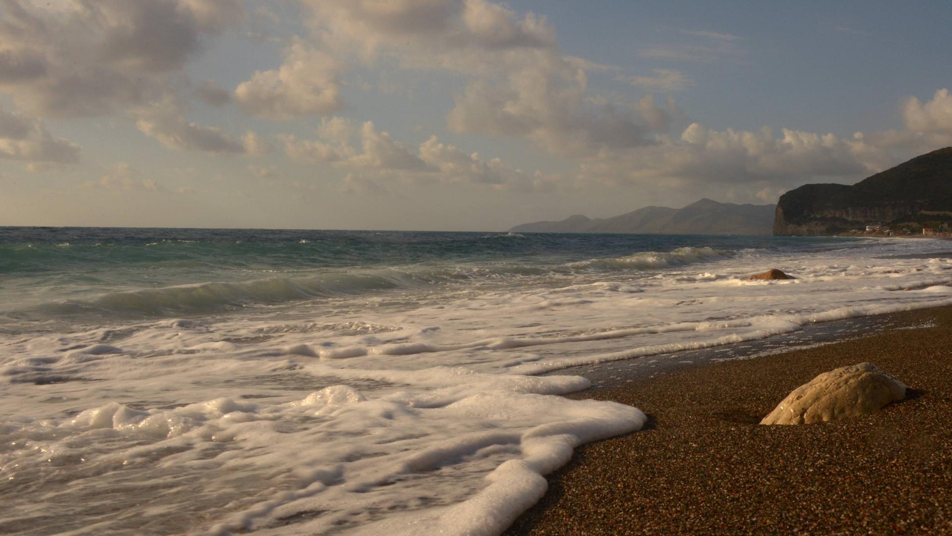 Ein Blick auf einen Strandabschnitt der syrischen Mittelmeerküste bei Latakia