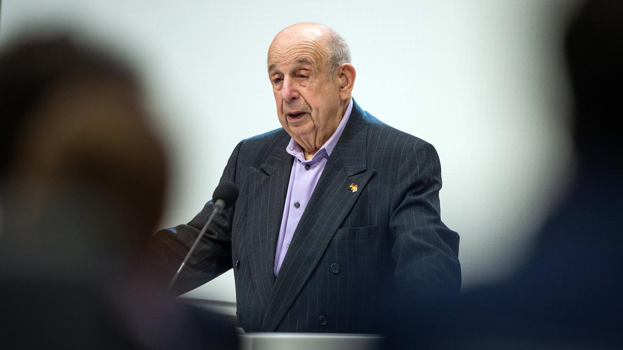 Guy Stern spricht 2019 als Gast im Landtag zu den Abgeordneten.