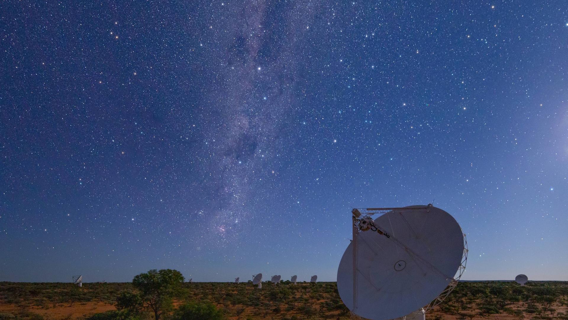 Radioteleskop Australian Square Kilometre Array Pathfinder (ASKAP)  in Australien unter Sternenhimmel