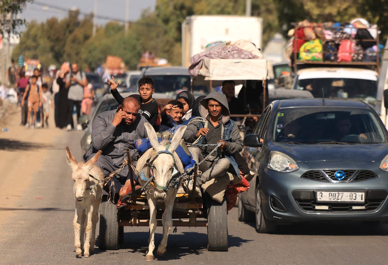 Das Foto zeigt eine Familie auf einem Eselkarren auf dem Weg vom Norden des Gazastreifens in den Süden.