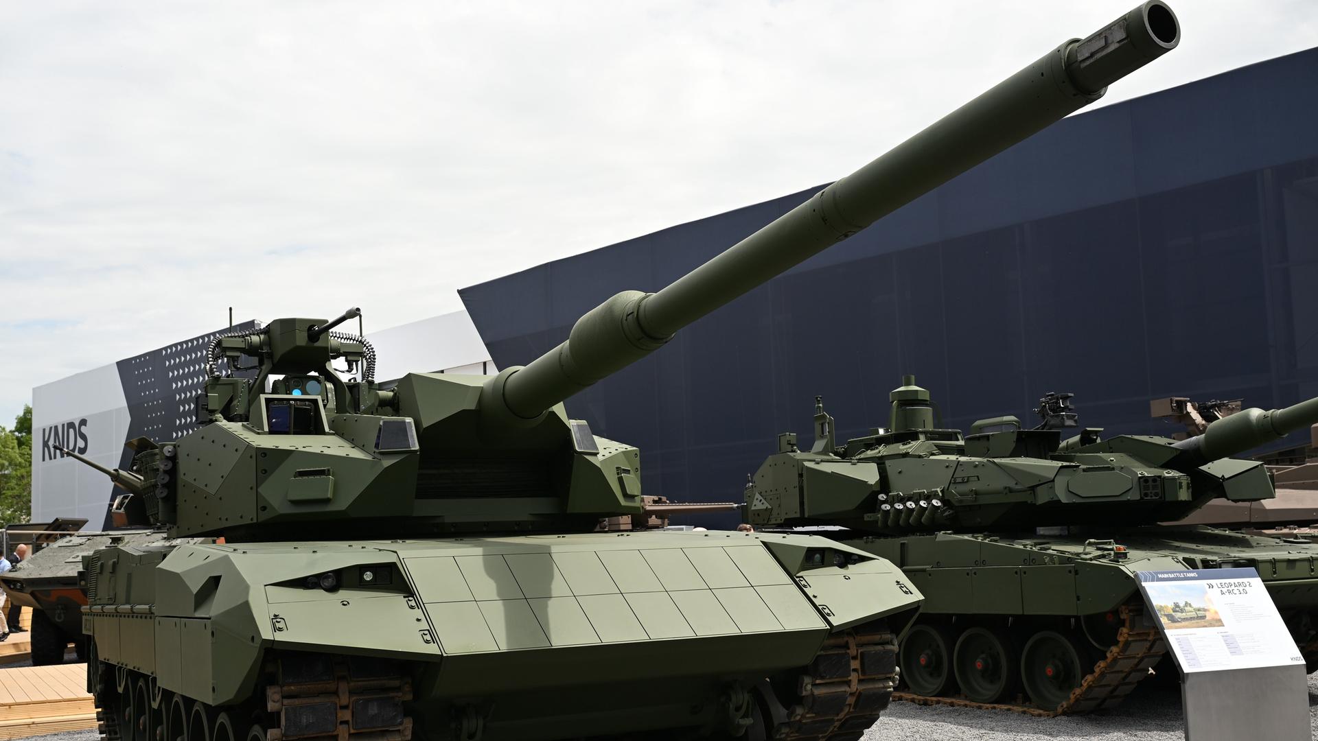 Ein Leopard-Kampfpanzer des Modells 2 A-RC 3.0 steht auf dem Messestand des Rüstungskonzerns KNDS bei der Rüstungsmesse Eurosatory. Der deutsch-französische Konzern präsentiert auf dem Branchentreff Panzer und andere Rüstungsgüter. Ein Leopard-Kampfpanzer des Modells 2 A-RC 3.0 steht auf dem Messestand des Rüstungskonzerns KNDS bei der Rüstungsmesse Eurosatory. Der deutsch-französische Konzern präsentiert auf dem Branchentreff Panzer und andere Rüstungsgüter.