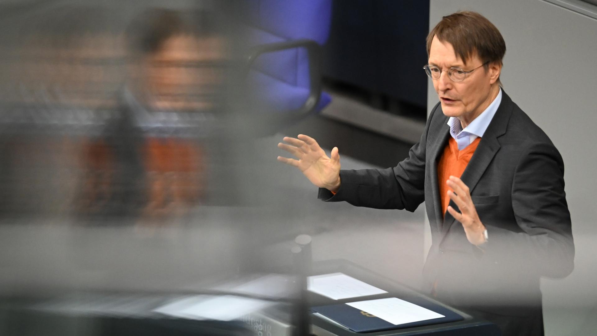 Bundesgesundheitsminister Karl Lauterbach (SPD) spricht im Plenum im Bundestag.