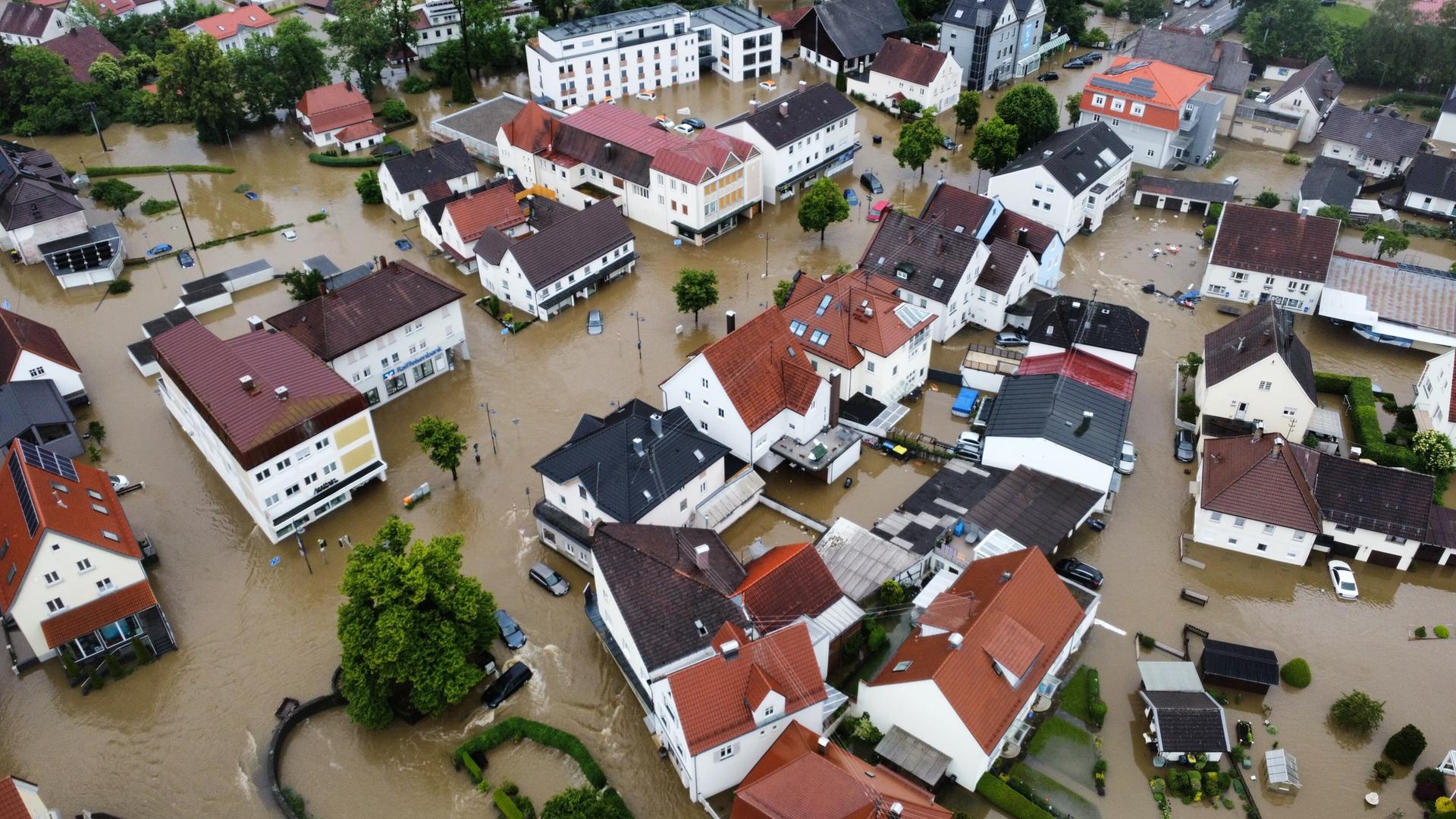 Viele Straßen sind in Babenhausen im bayerisch-schwäbischen Landkreis Unterallgäu überflutet.