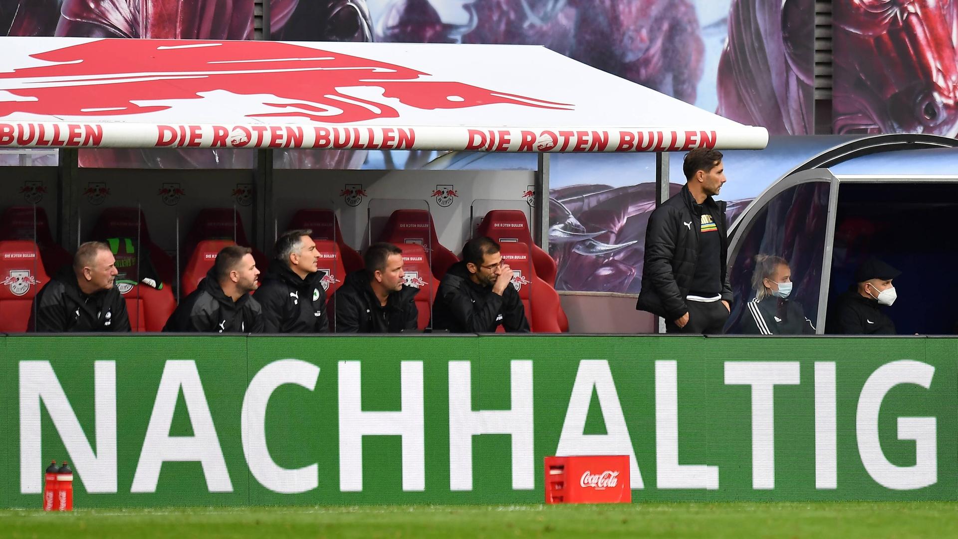 Ein Werbebanner mit der Aufschrift "Nachhaltig" während des Bundesligaspielts zwischen RB Leipzig und Greuther Fürth am 9. Spieltag der Saison 2021/2022