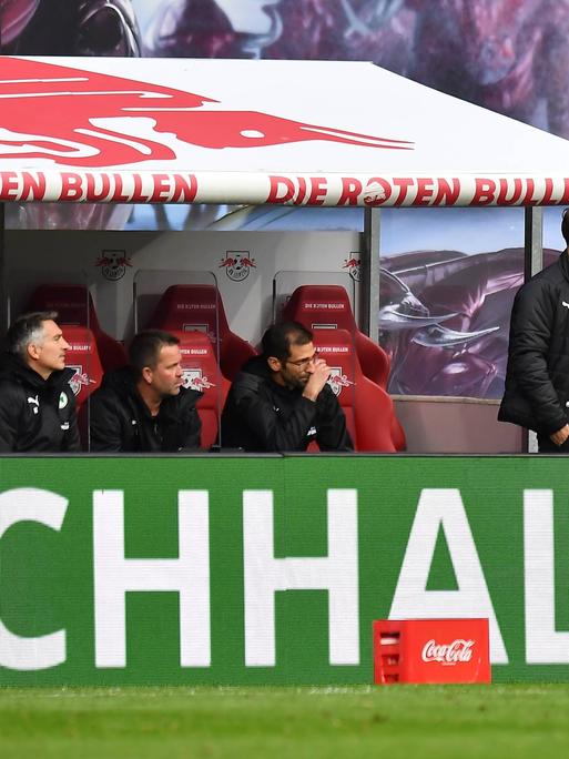 Ein Werbebanner mit der Aufschrift "Nachhaltig" während des Bundesligaspielts zwischen RB Leipzig und Greuther Fürth am 9. Spieltag der Saison 2021/2022